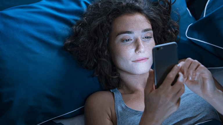 screen time and hormones in women feature image